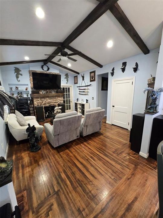 待售: $230,000 (2 贝兹, 1 浴室, 1071 平方英尺)