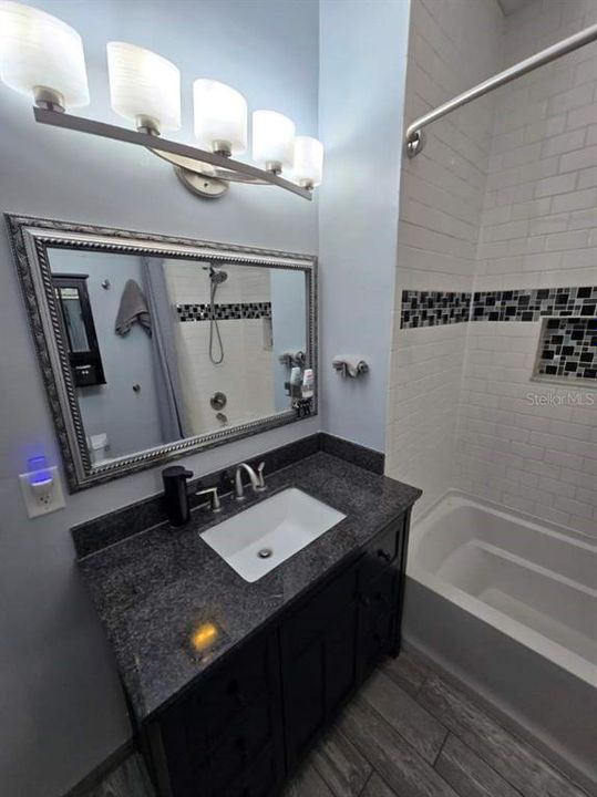 待售: $230,000 (2 贝兹, 1 浴室, 1071 平方英尺)