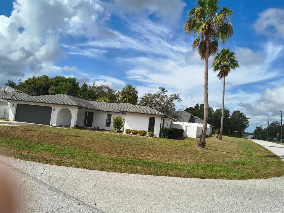 Active With Contract: $369,900 (3 beds, 2 baths, 1547 Square Feet)