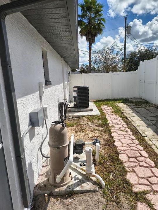 Active With Contract: $369,900 (3 beds, 2 baths, 1547 Square Feet)