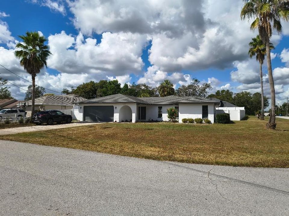 Active With Contract: $369,900 (3 beds, 2 baths, 1547 Square Feet)