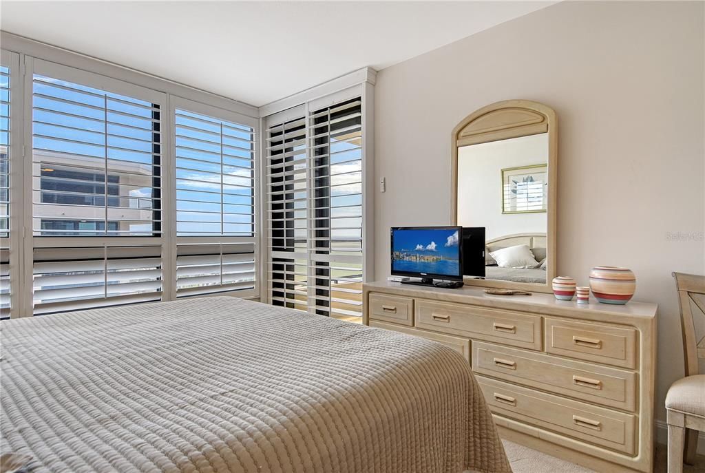 Под контрактом: $2,000,000 (3 спален, 3 ванн, 1825 Квадратных фут)