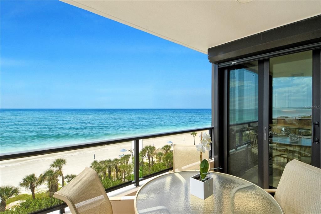 Под контрактом: $2,000,000 (3 спален, 3 ванн, 1825 Квадратных фут)