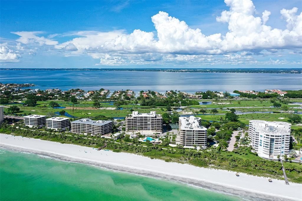 Под контрактом: $2,000,000 (3 спален, 3 ванн, 1825 Квадратных фут)