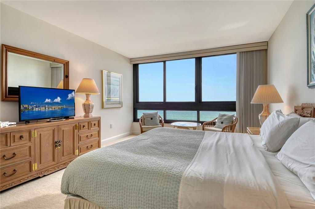 Под контрактом: $2,000,000 (3 спален, 3 ванн, 1825 Квадратных фут)