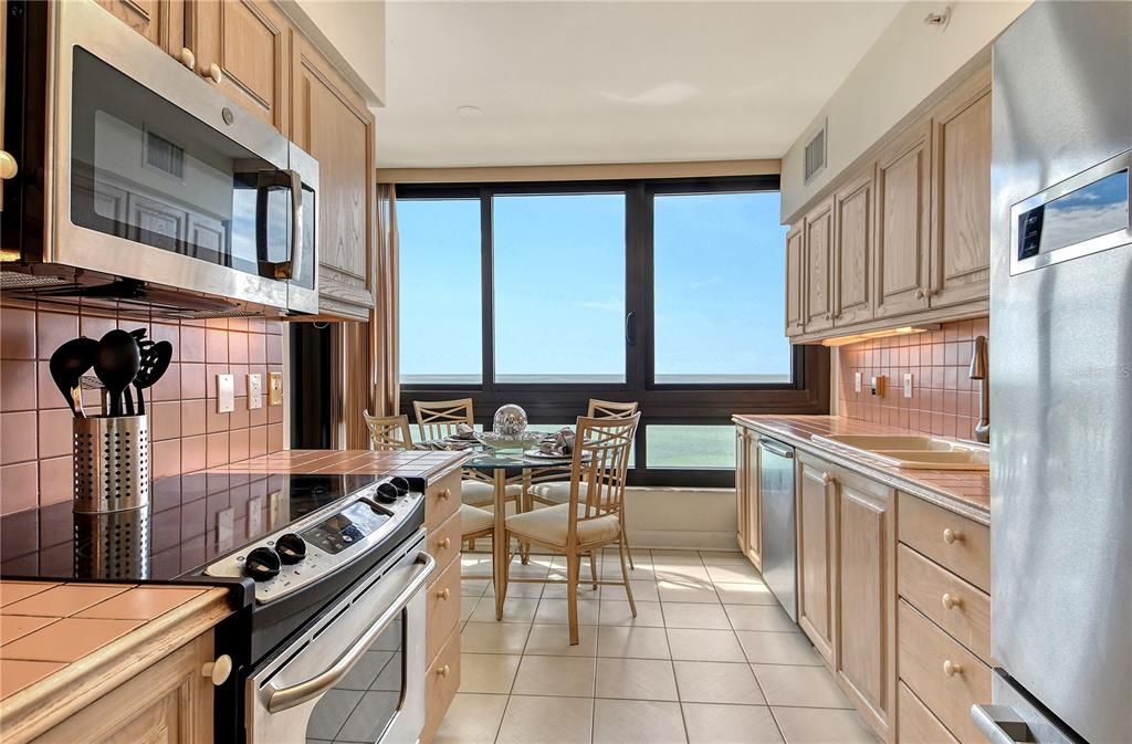 Под контрактом: $2,000,000 (3 спален, 3 ванн, 1825 Квадратных фут)