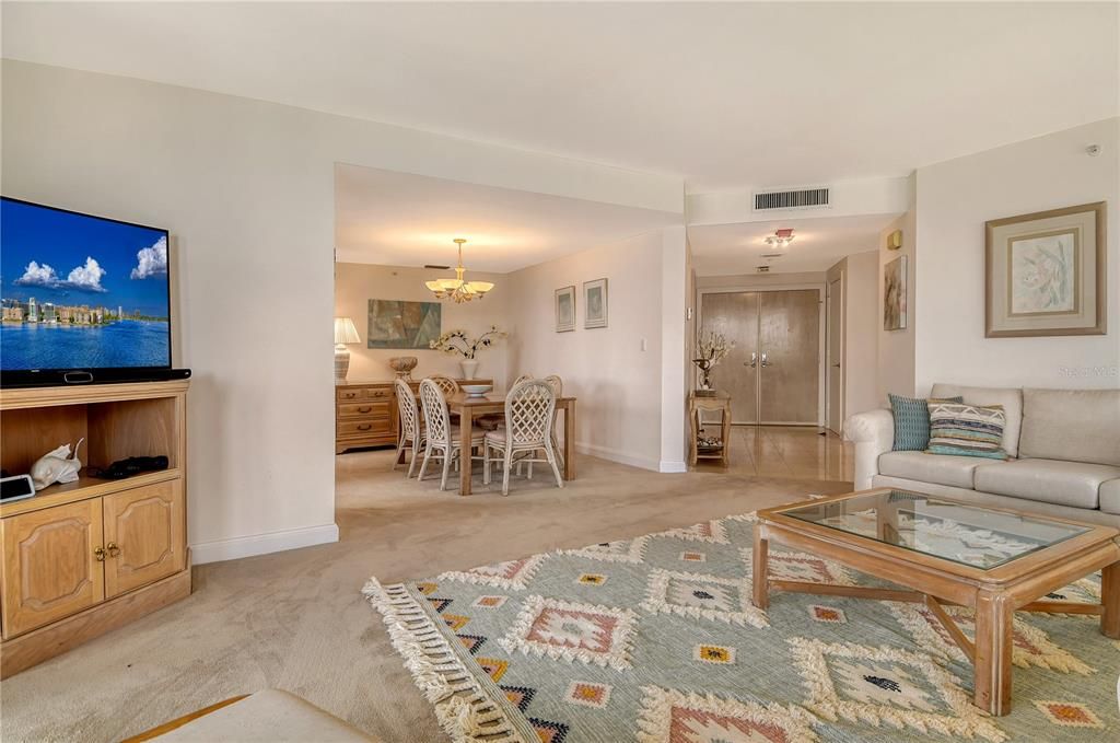 Под контрактом: $2,000,000 (3 спален, 3 ванн, 1825 Квадратных фут)