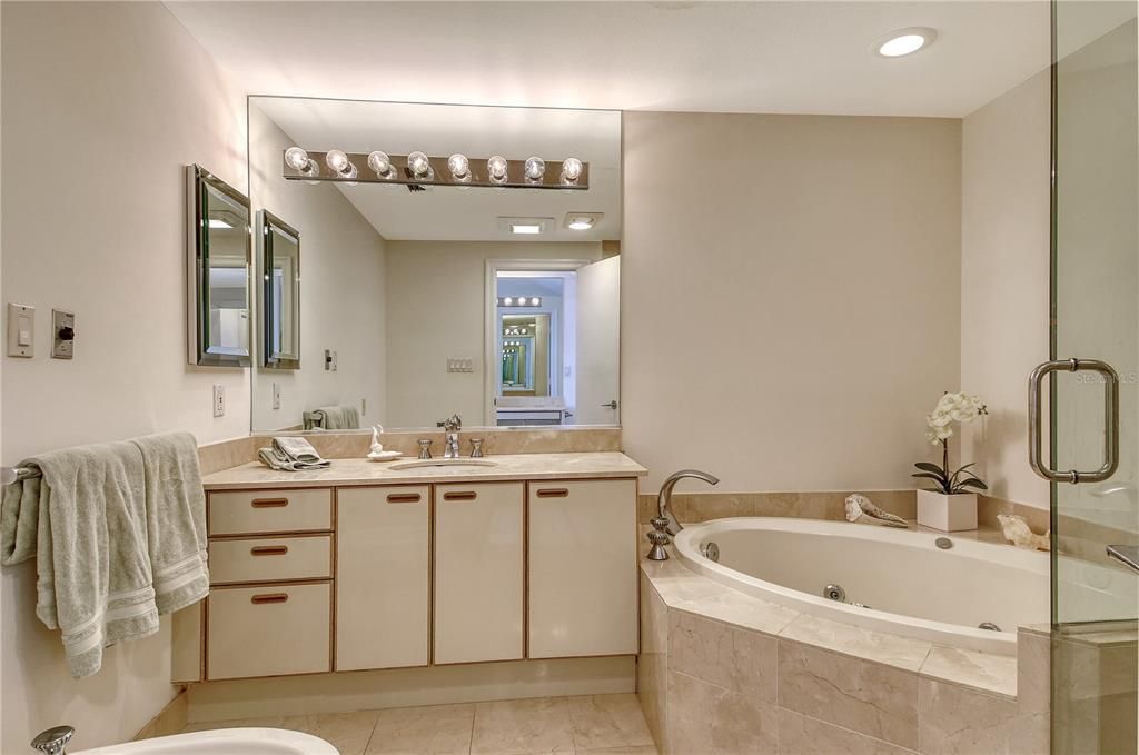 Под контрактом: $2,000,000 (3 спален, 3 ванн, 1825 Квадратных фут)