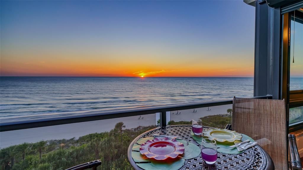 Под контрактом: $2,000,000 (3 спален, 3 ванн, 1825 Квадратных фут)