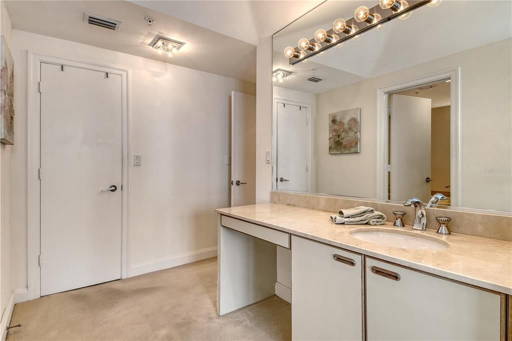 Под контрактом: $2,000,000 (3 спален, 3 ванн, 1825 Квадратных фут)