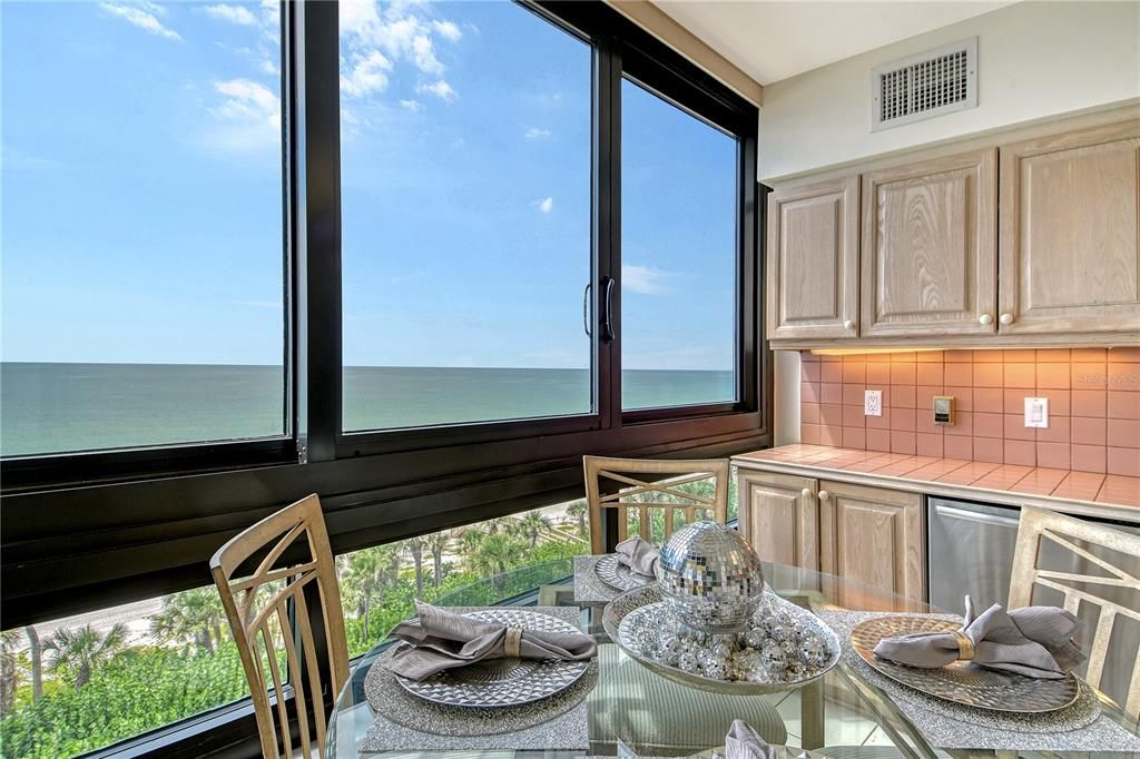 Под контрактом: $2,000,000 (3 спален, 3 ванн, 1825 Квадратных фут)