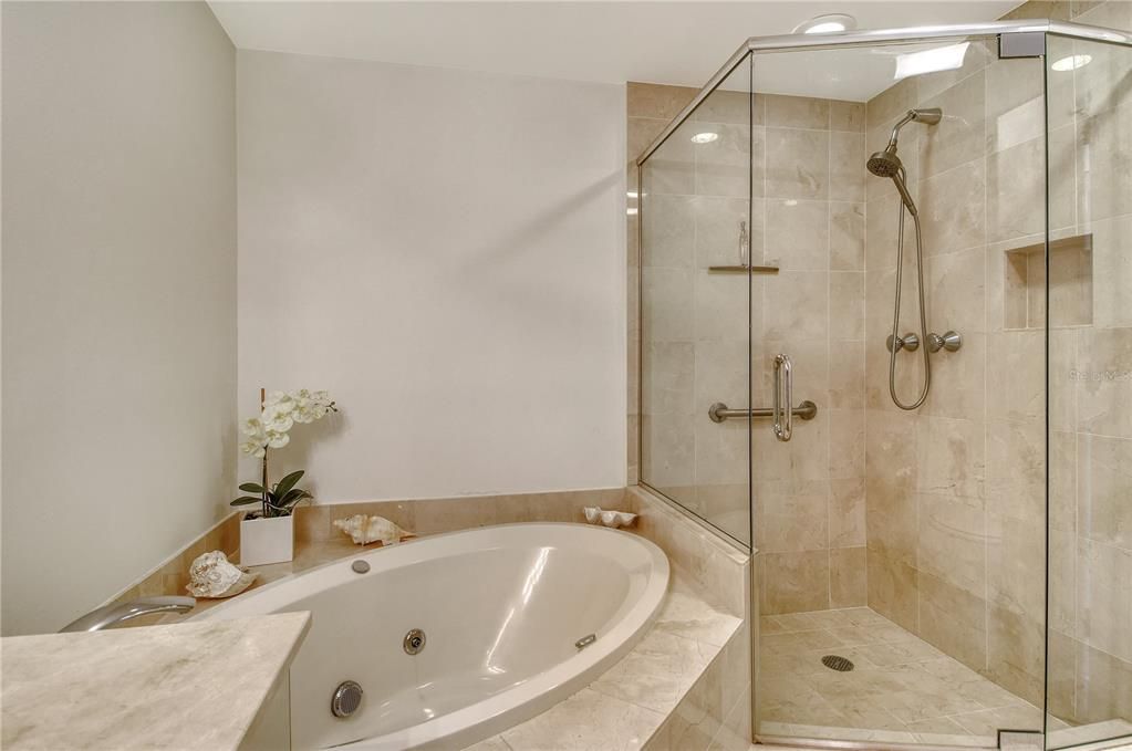 Под контрактом: $2,000,000 (3 спален, 3 ванн, 1825 Квадратных фут)