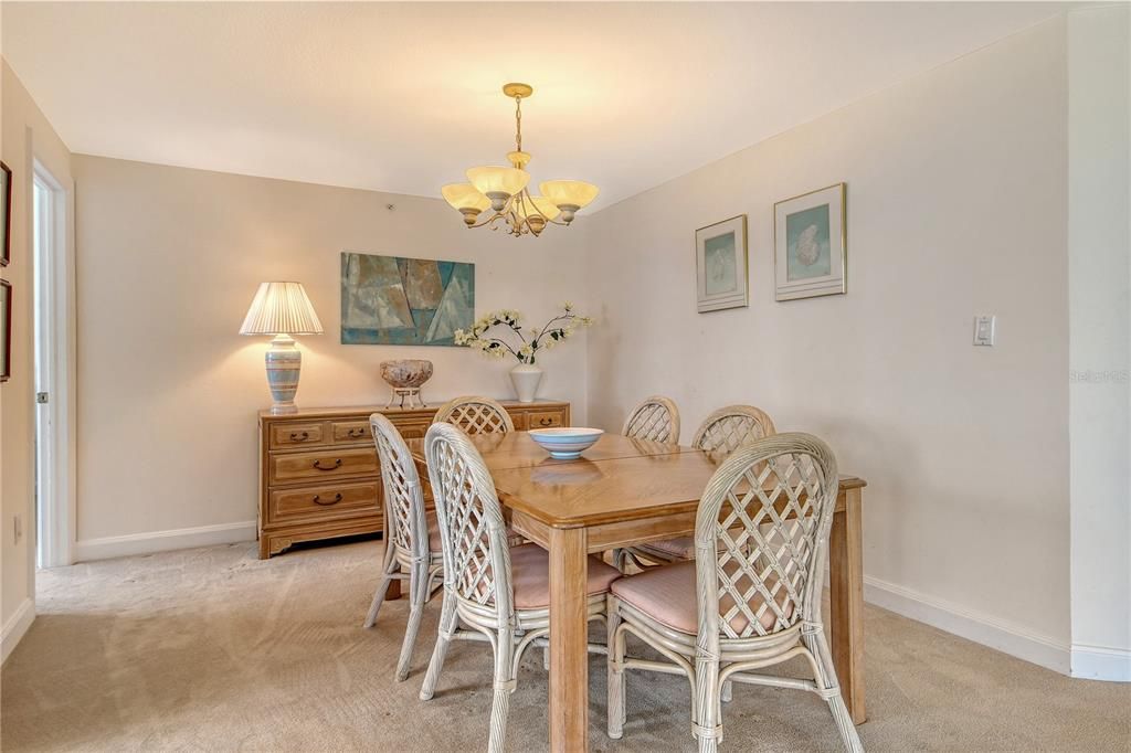 Под контрактом: $2,000,000 (3 спален, 3 ванн, 1825 Квадратных фут)