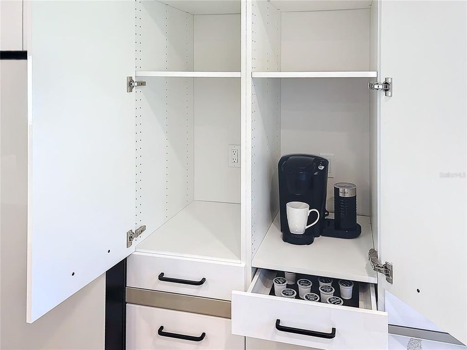 合同活跃: $799,999 (3 贝兹, 2 浴室, 1621 平方英尺)