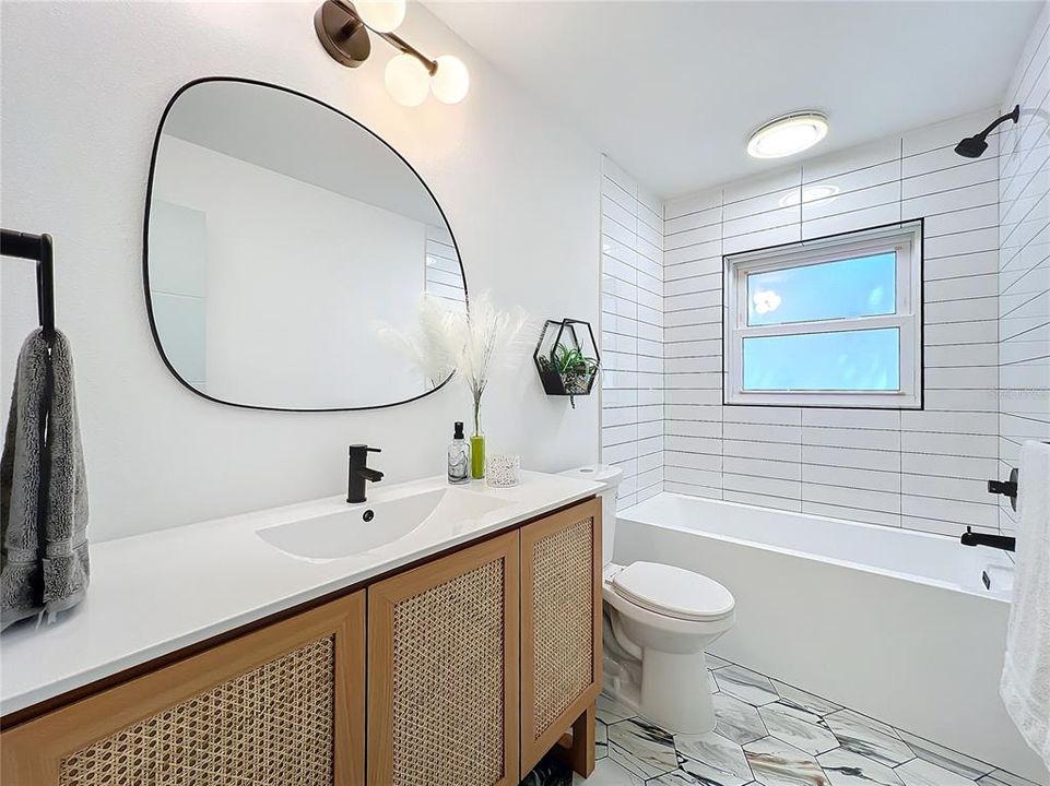 合同活跃: $799,999 (3 贝兹, 2 浴室, 1621 平方英尺)