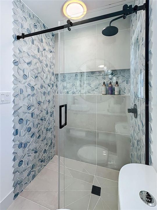 合同活跃: $799,999 (3 贝兹, 2 浴室, 1621 平方英尺)