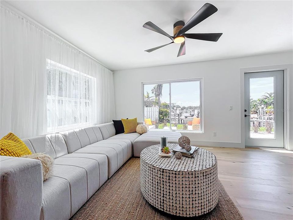 合同活跃: $799,999 (3 贝兹, 2 浴室, 1621 平方英尺)