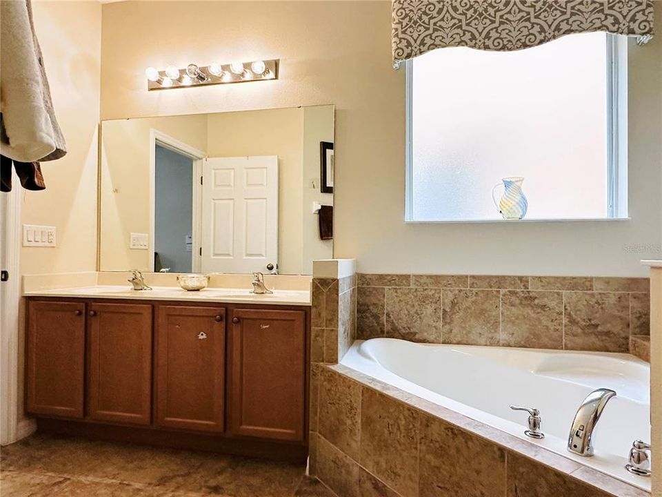 For Rent: $3,900 (6 beds, 4 baths, 2874 Square Feet)