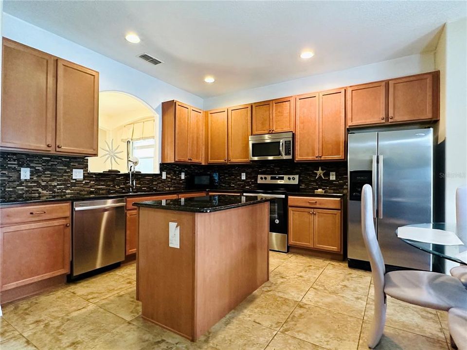 For Rent: $3,900 (6 beds, 4 baths, 2874 Square Feet)