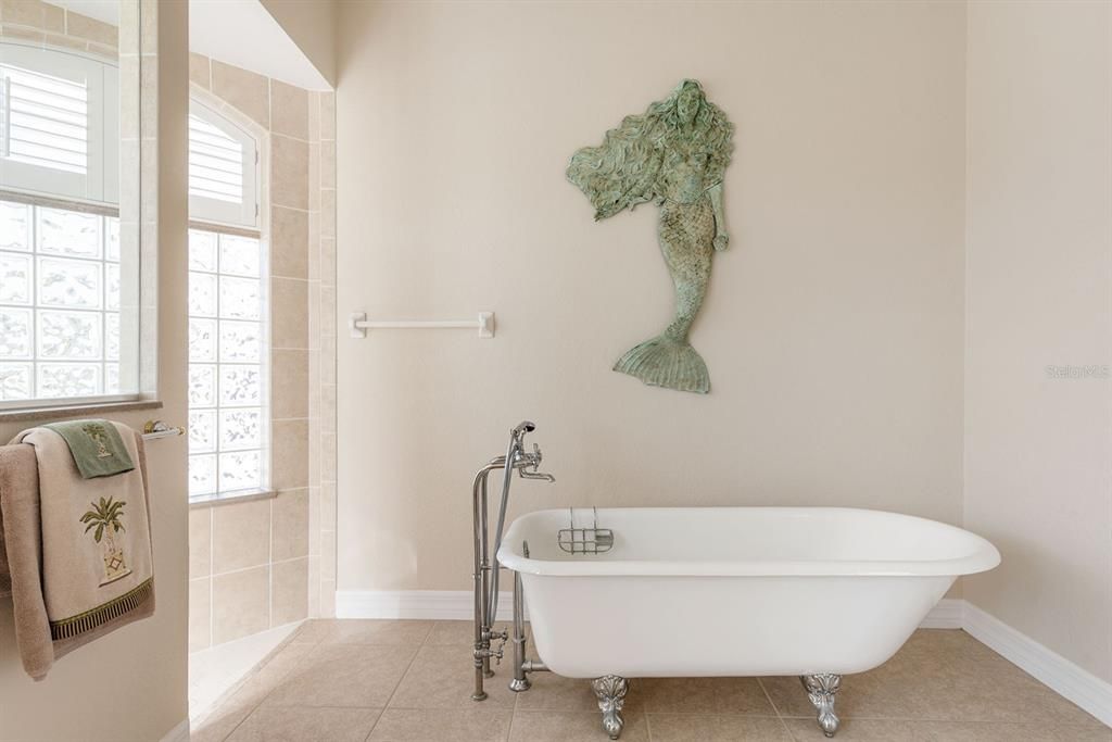 Active With Contract: $699,000 (3 beds, 2 baths, 2637 Square Feet)