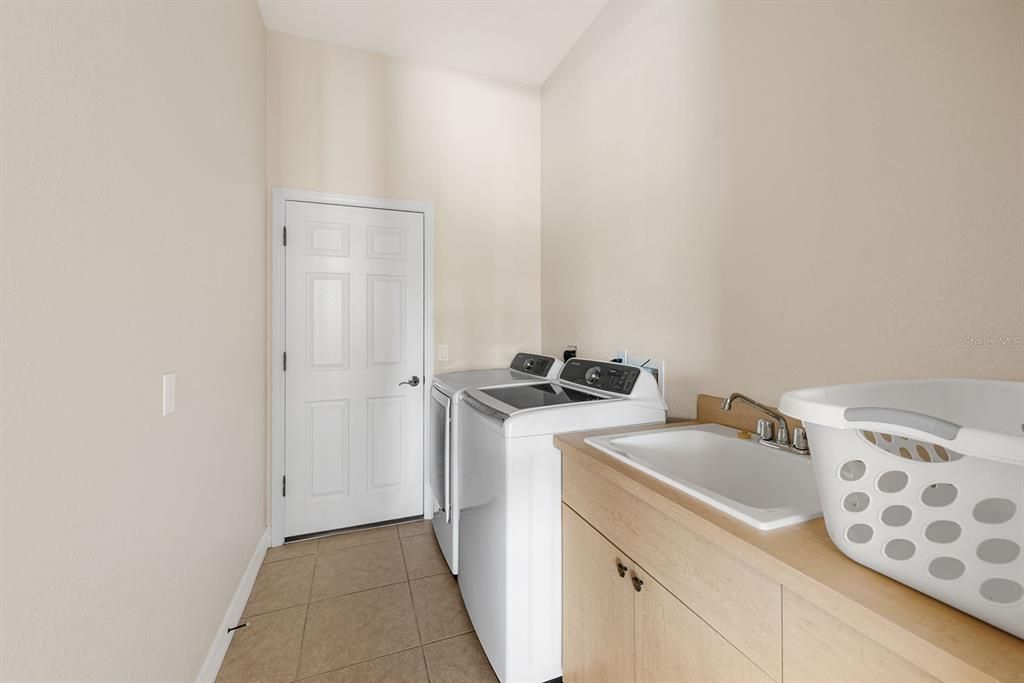 Active With Contract: $699,000 (3 beds, 2 baths, 2637 Square Feet)