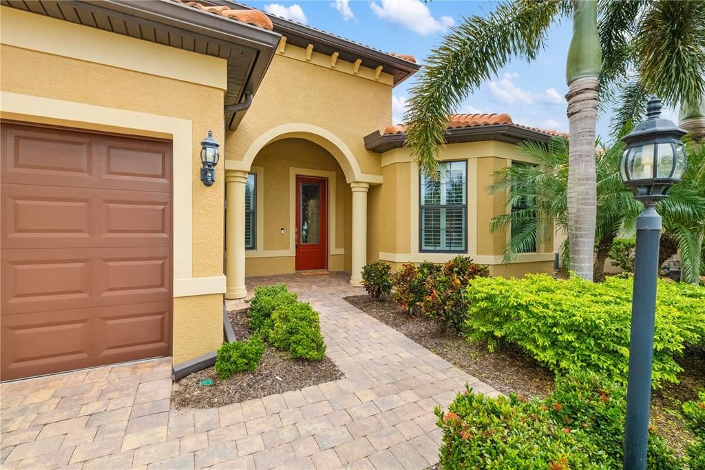 Под контрактом: $885,000 (3 спален, 3 ванн, 2488 Квадратных фут)