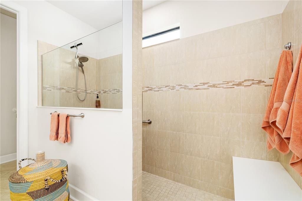 Под контрактом: $885,000 (3 спален, 3 ванн, 2488 Квадратных фут)