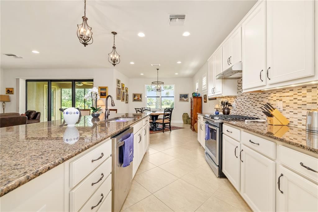 Под контрактом: $885,000 (3 спален, 3 ванн, 2488 Квадратных фут)