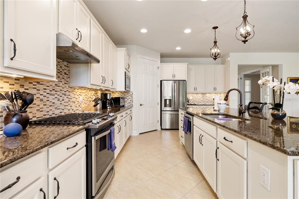 Под контрактом: $885,000 (3 спален, 3 ванн, 2488 Квадратных фут)