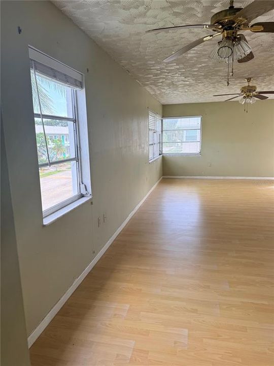 На продажу: $109,000 (2 спален, 1 ванн, 970 Квадратных фут)