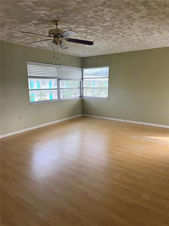 На продажу: $109,000 (2 спален, 1 ванн, 970 Квадратных фут)