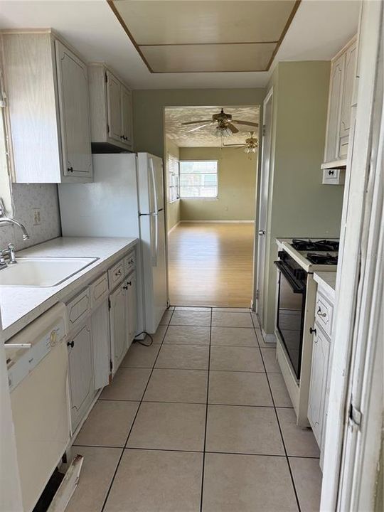 На продажу: $109,000 (2 спален, 1 ванн, 970 Квадратных фут)