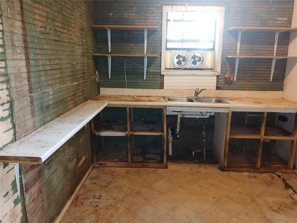 For Sale: $77,000 (3 beds, 1 baths, 1036 Square Feet)