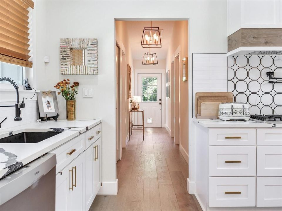 合同活跃: $579,000 (3 贝兹, 2 浴室, 1504 平方英尺)