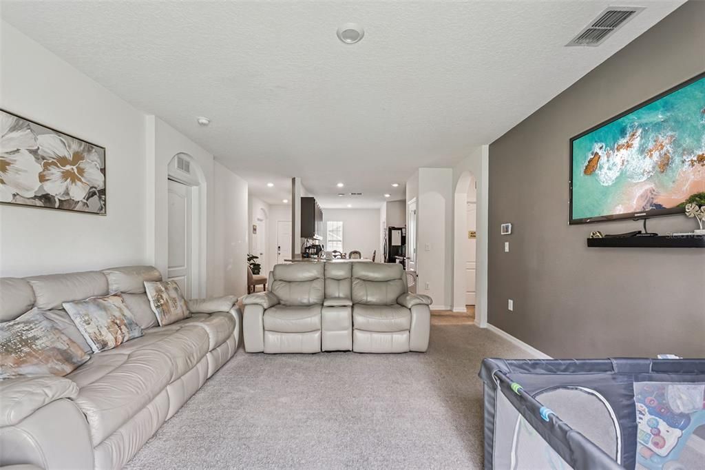 Active With Contract: $329,998 (3 beds, 2 baths, 1532 Square Feet)