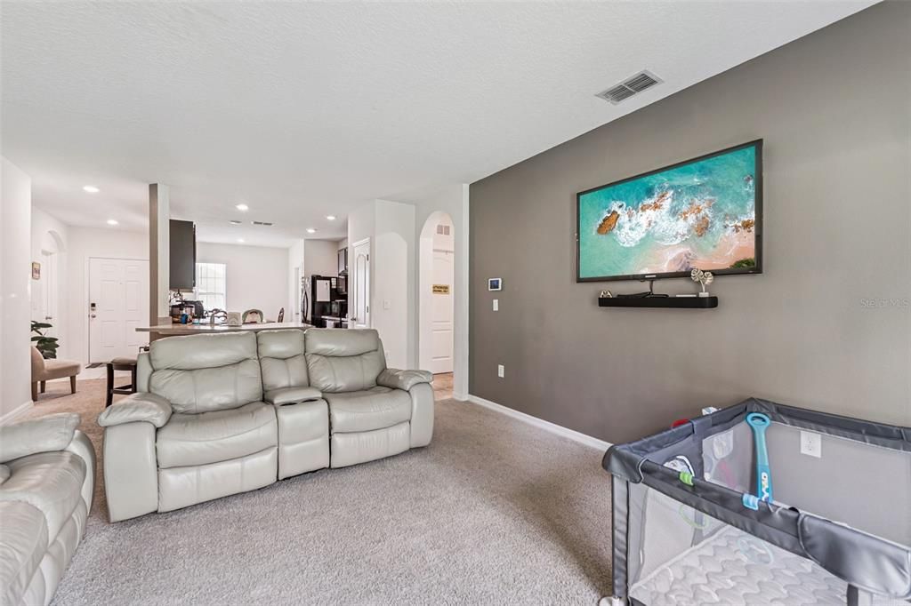 Active With Contract: $329,998 (3 beds, 2 baths, 1532 Square Feet)