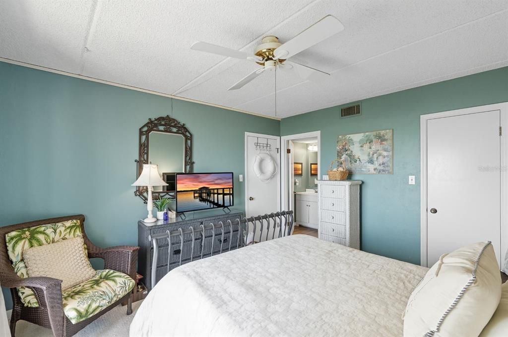 待售: $235,000 (2 贝兹, 2 浴室, 1025 平方英尺)