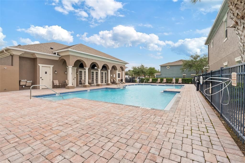 For Sale: $299,900 (2 beds, 2 baths, 1071 Square Feet)