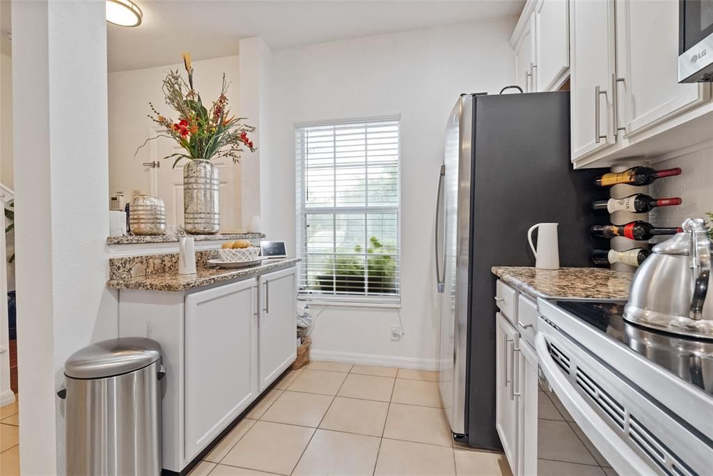 For Sale: $299,900 (2 beds, 2 baths, 1071 Square Feet)