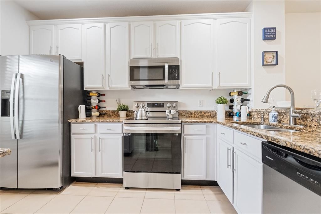 For Sale: $299,900 (2 beds, 2 baths, 1071 Square Feet)