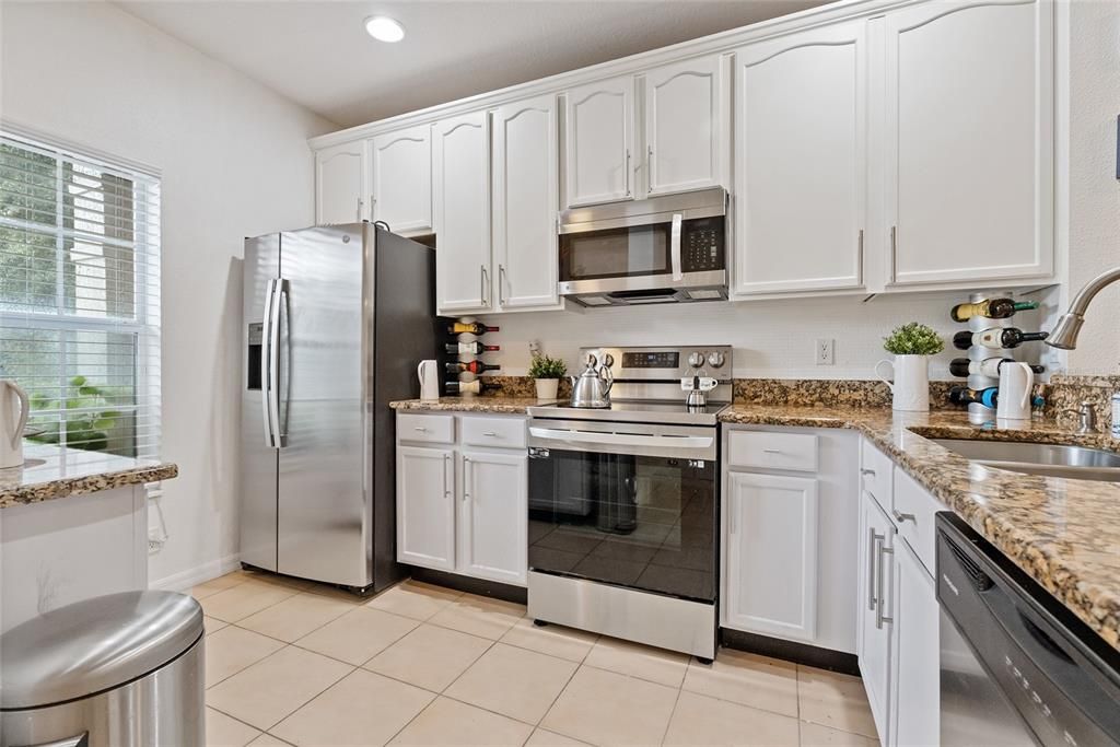 For Sale: $299,900 (2 beds, 2 baths, 1071 Square Feet)