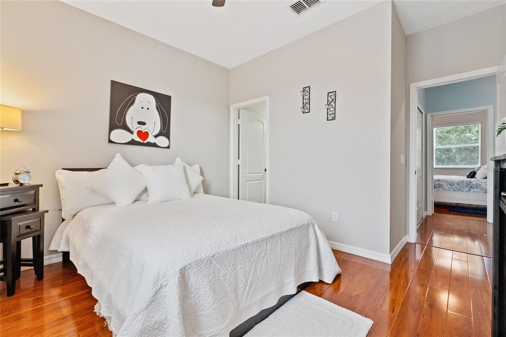 For Sale: $299,900 (2 beds, 2 baths, 1071 Square Feet)