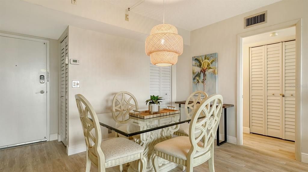 出租: $4,500 (2 贝兹, 2 浴室, 1152 平方英尺)