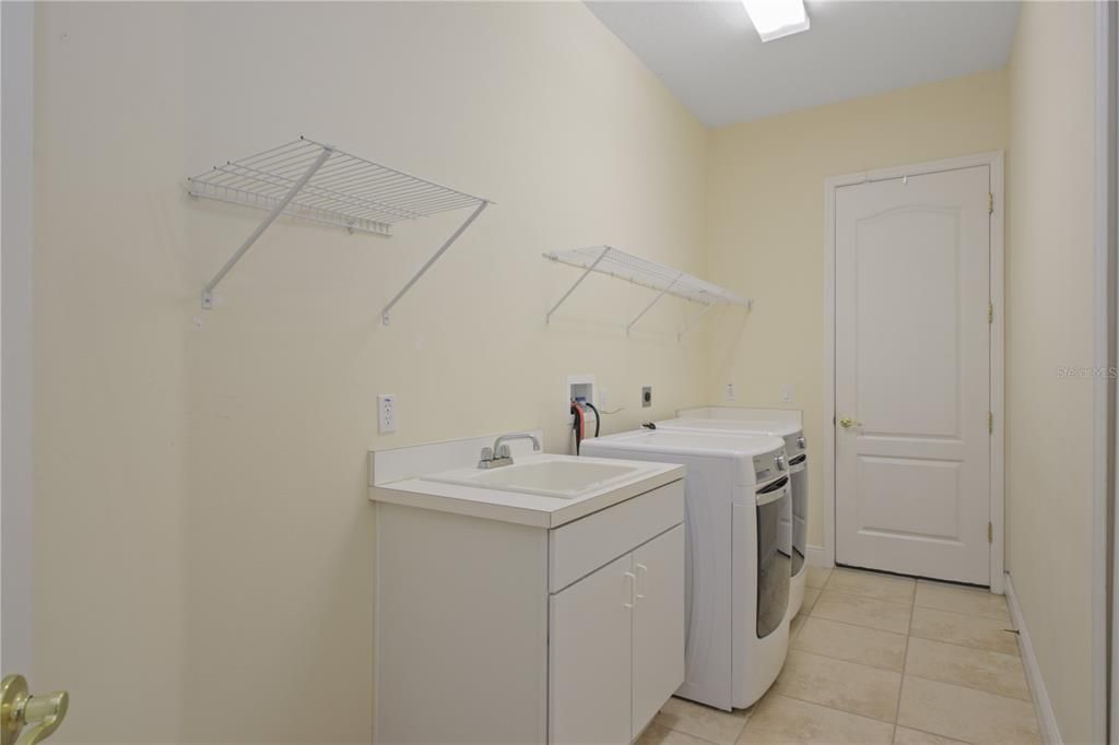 合同活跃: $398,000 (3 贝兹, 2 浴室, 2129 平方英尺)