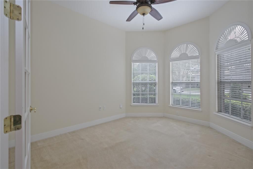 合同活跃: $398,000 (3 贝兹, 2 浴室, 2129 平方英尺)