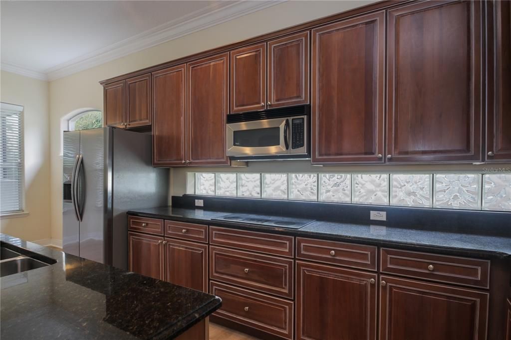 合同活跃: $398,000 (3 贝兹, 2 浴室, 2129 平方英尺)