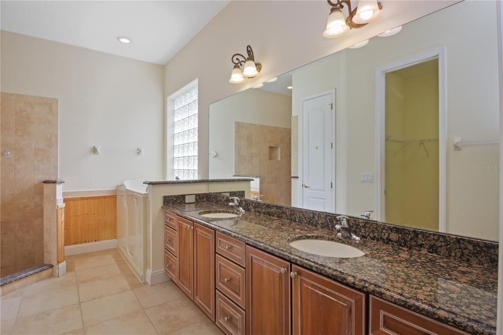 合同活跃: $398,000 (3 贝兹, 2 浴室, 2129 平方英尺)