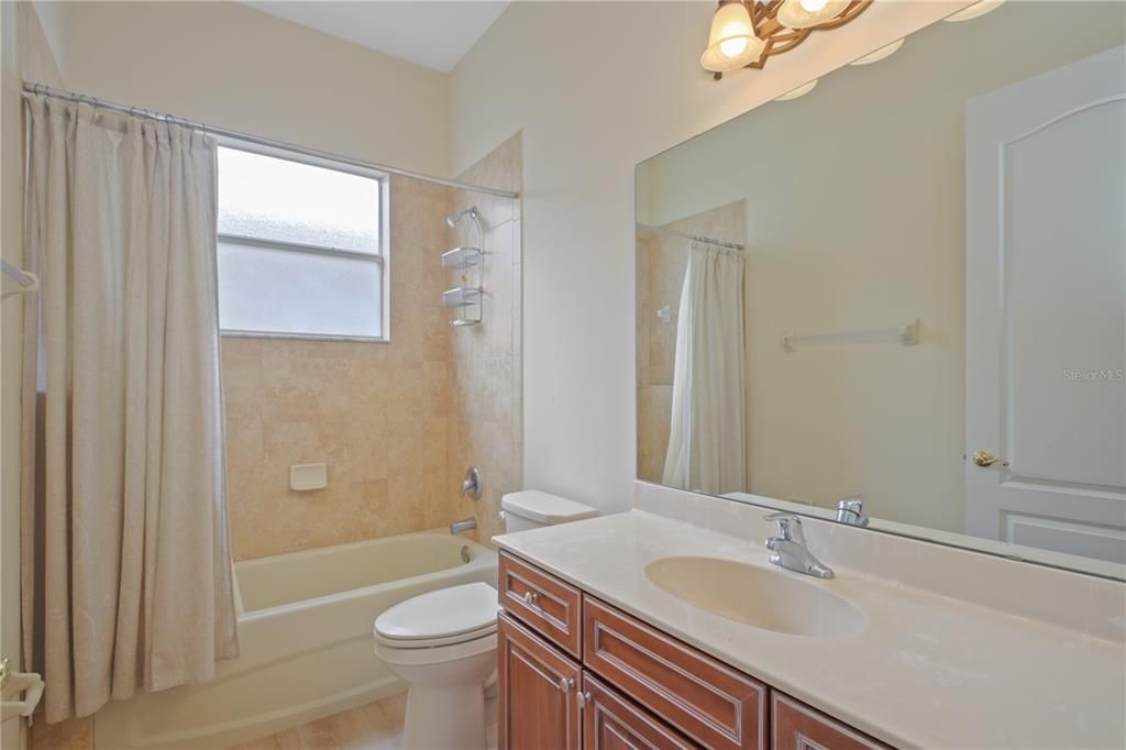 合同活跃: $398,000 (3 贝兹, 2 浴室, 2129 平方英尺)