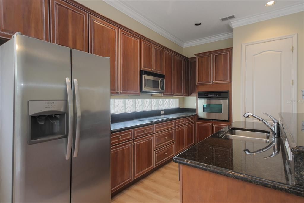 合同活跃: $398,000 (3 贝兹, 2 浴室, 2129 平方英尺)