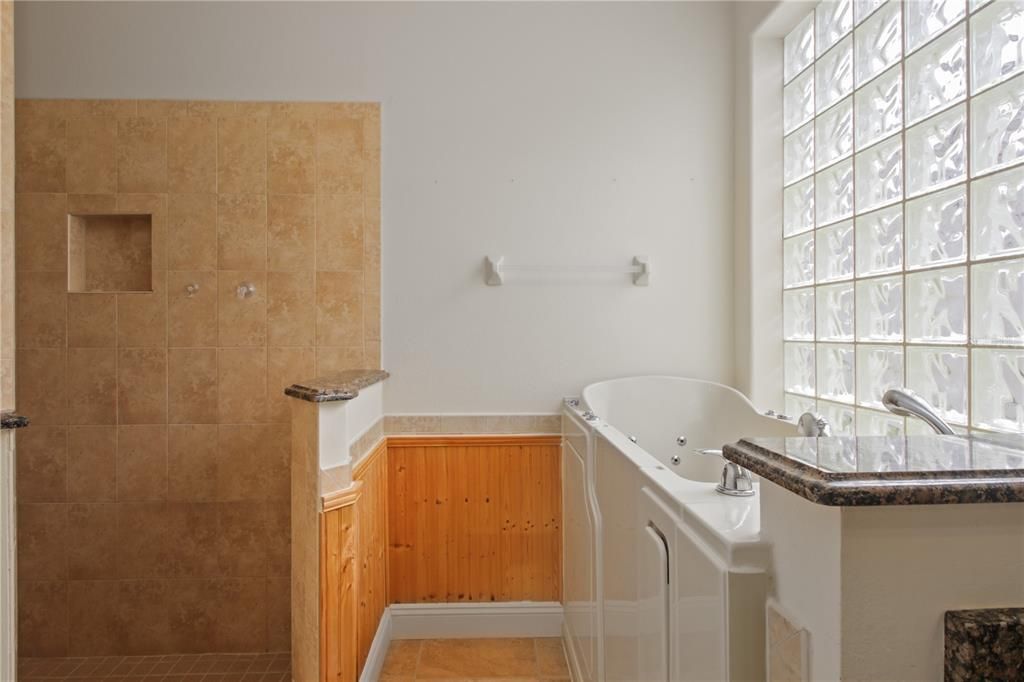 合同活跃: $398,000 (3 贝兹, 2 浴室, 2129 平方英尺)